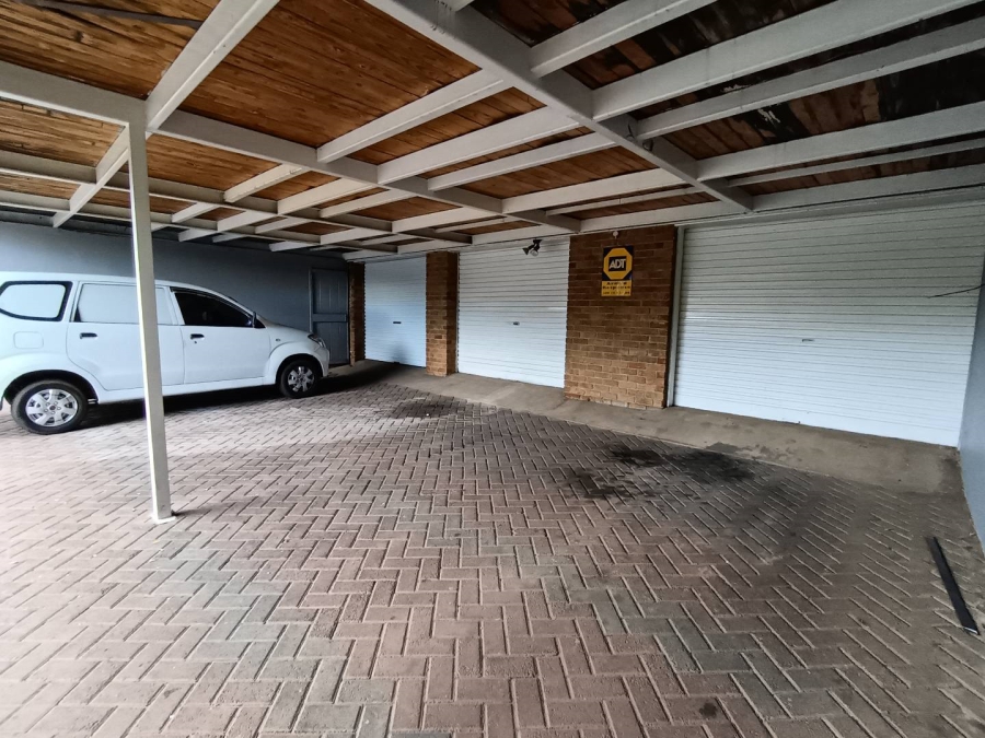 6 Bedroom Property for Sale in Heuwelsig Free State